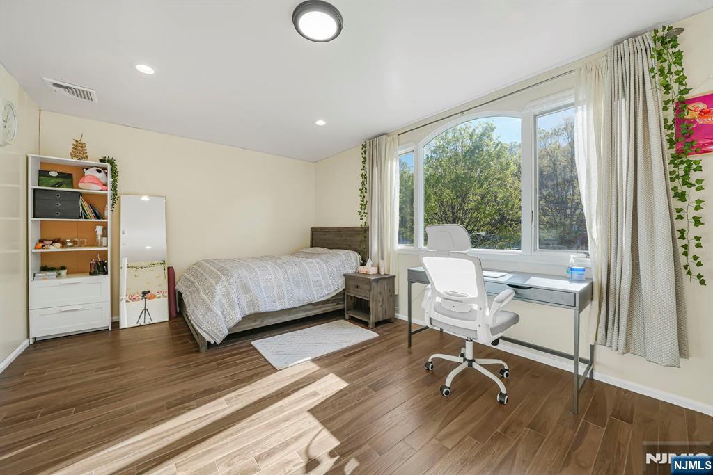 405 Burnet Place Paramus, NJ 07652 - Photo 14 of 28