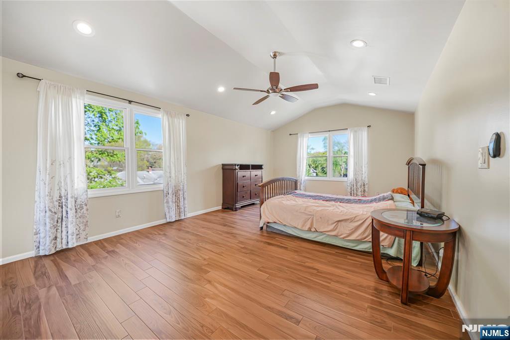 405 Burnet Place Paramus, NJ 07652 - Photo 17 of 28