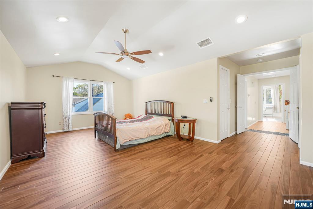 405 Burnet Place Paramus, NJ 07652 - Photo 18 of 28