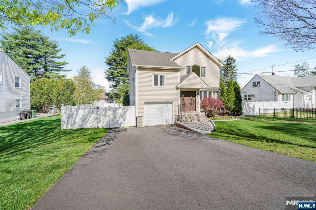 405 Burnet Place Paramus, NJ 07652 - Photo 2 of 28