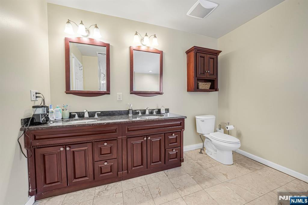 405 Burnet Place Paramus, NJ 07652 - Photo 21 of 28