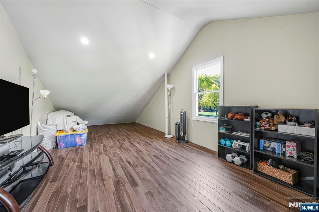 405 Burnet Place Paramus, NJ 07652 - Photo 24 of 28