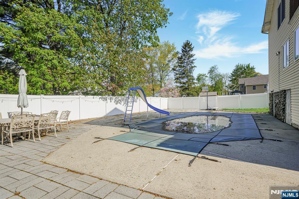 405 Burnet Place Paramus, NJ 07652 - Photo 27 of 28