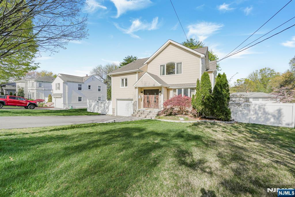 405 Burnet Place Paramus, NJ 07652 - Photo 3 of 28