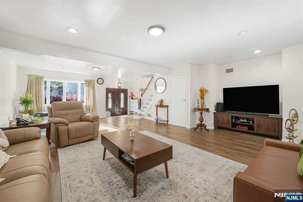 405 Burnet Place Paramus, NJ 07652 - Photo 4 of 28