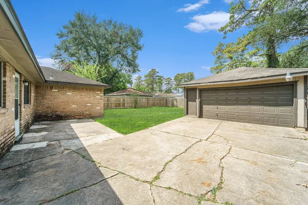a view of backyard of the house