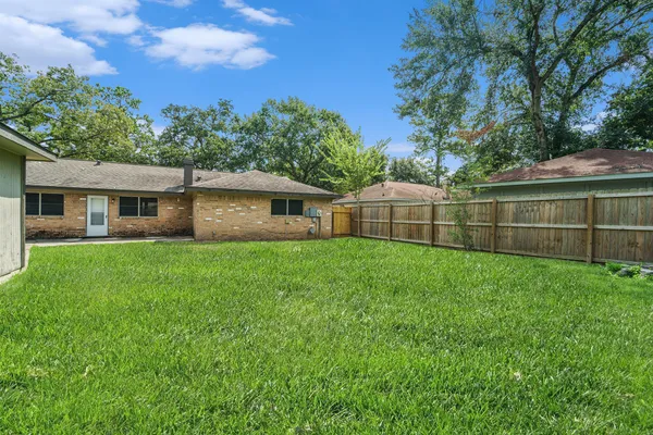 a view of a house with a backyard