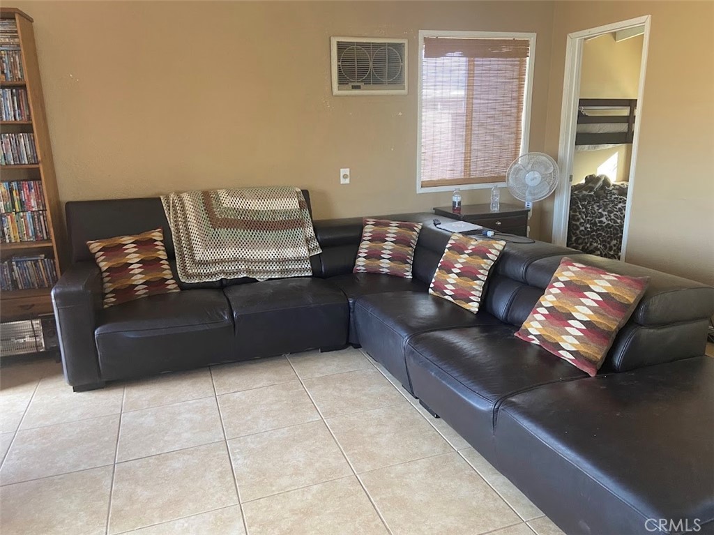 4675 Kickapoo Trail Landers, CA 92285 - Photo 6 of 14 a living room with furniture