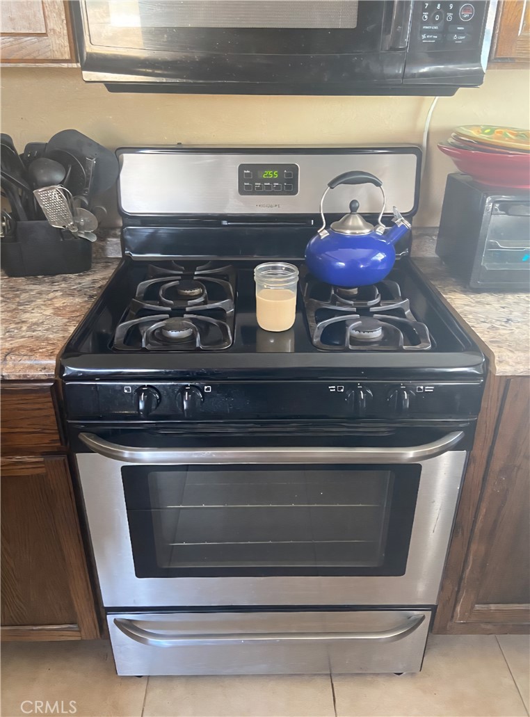 4675 Kickapoo Trail Landers, CA 92285 - Photo 8 of 14 a stove top oven sitting inside of a kitchen