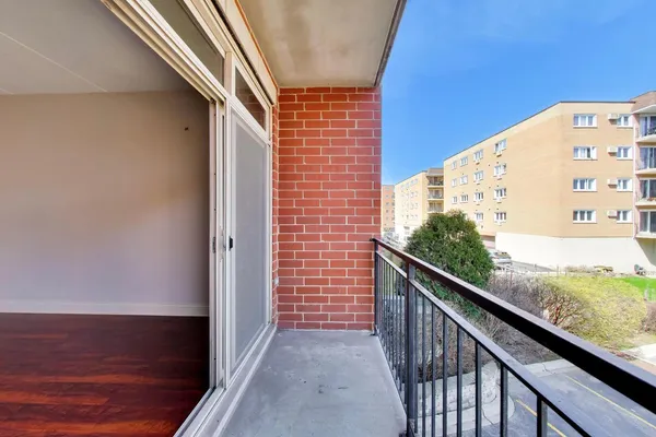 $289,000 | 1670 Mill Street, Unit 207, Des Plaines, IL 60016