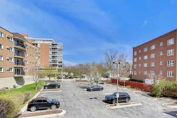 $289,000 | 1670 Mill Street, Unit 207, Des Plaines, IL 60016