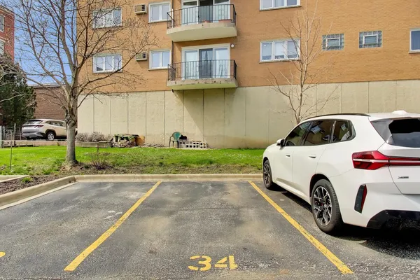 $289,000 | 1670 Mill Street, Unit 207, Des Plaines, IL 60016