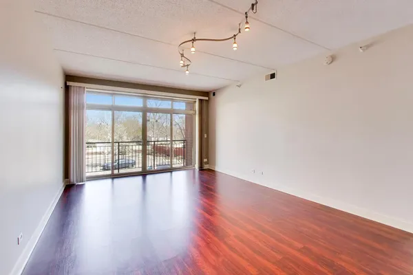 $289,000 | 1670 Mill Street, Unit 207, Des Plaines, IL 60016