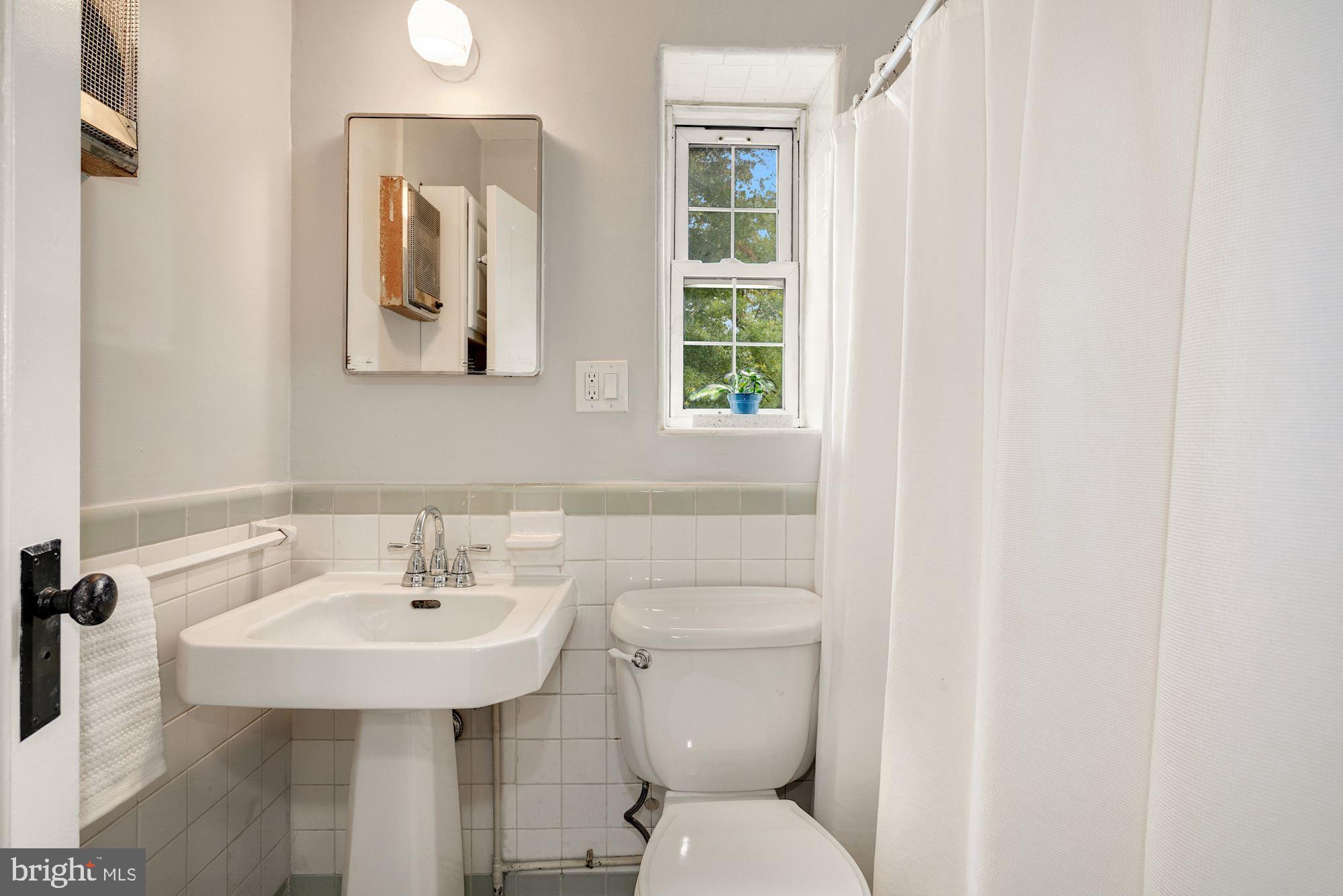 1806 Preston Road Alexandria, VA 22302 - Photo 22 of 42 Bathroom