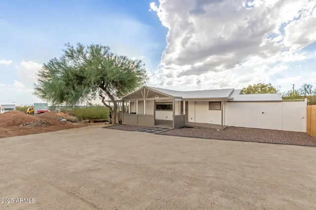 a view of a house with a backyard