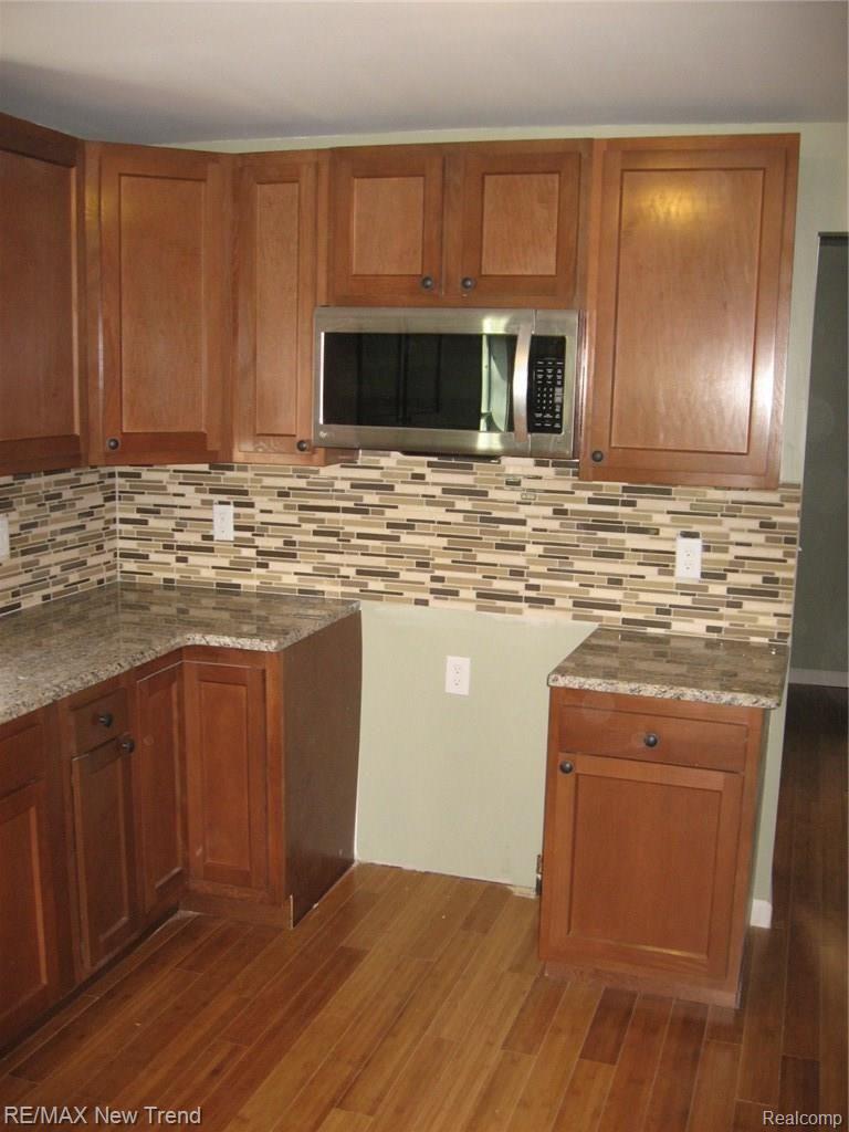 24170 Middlebelt Road New Boston, MI 48164 - Photo 10 of 30 Stainless steal microwave & dishwasher