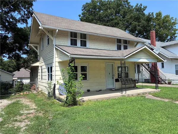 $185,000 | 1104 South Independence Street, Harrisonville, MO 64701