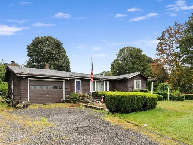 a view of a house with backyard and porch