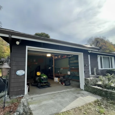 a view of a house with backyard and garden