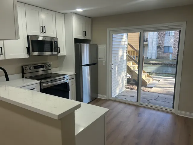 $2,300 | 194 North Waters Edge Drive, Unit 102, Glendale Heights, IL 60139