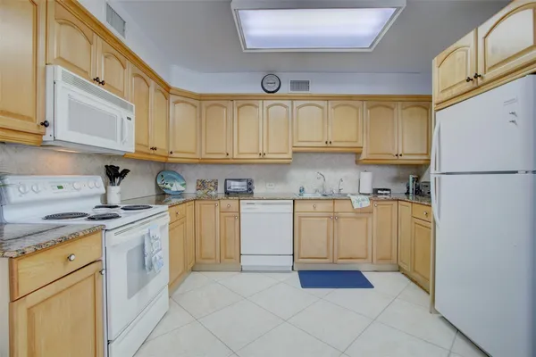 $1,700 | 999 North Riverside Drive, Unit 11, Pompano Beach, FL 33062