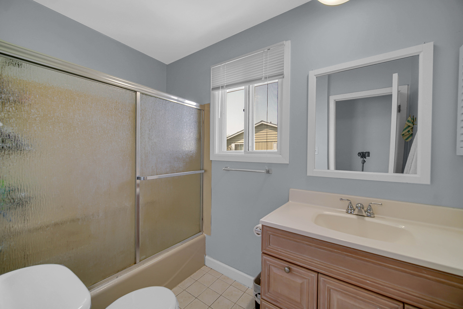 1010 Heathrow Court Wheaton, IL 60189 - Photo 13 of 24 a bathroom with a sink toilet and shower