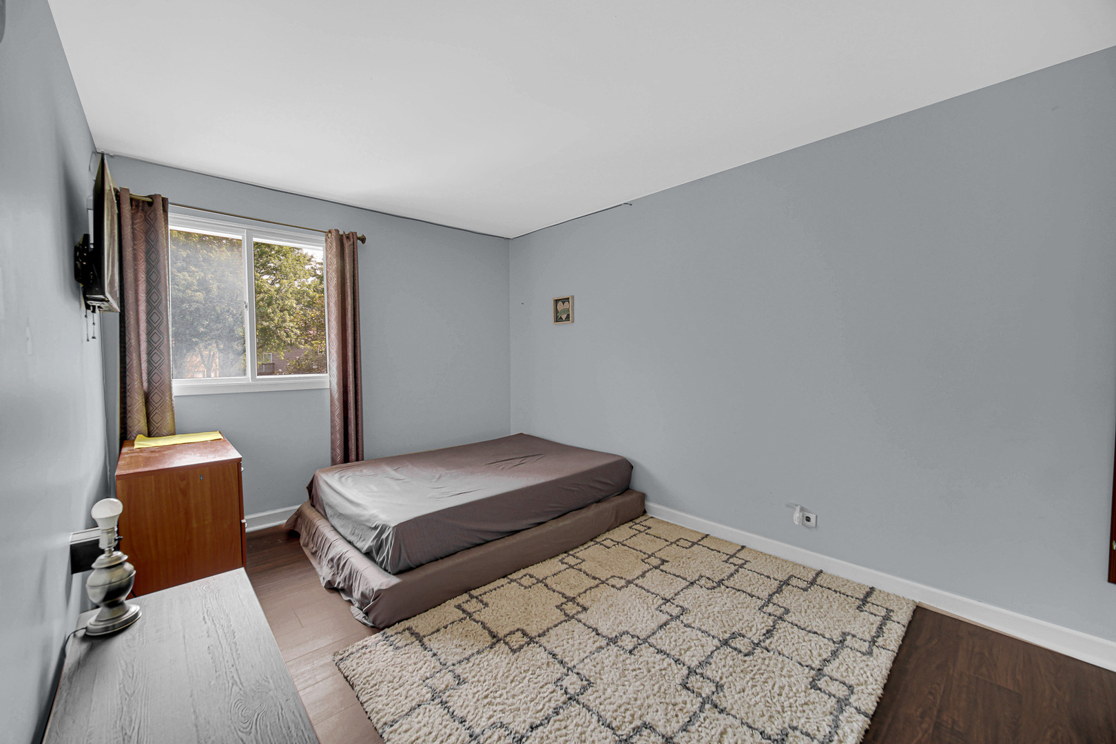 1010 Heathrow Court Wheaton, IL 60189 - Photo 15 of 24 a living room with furniture