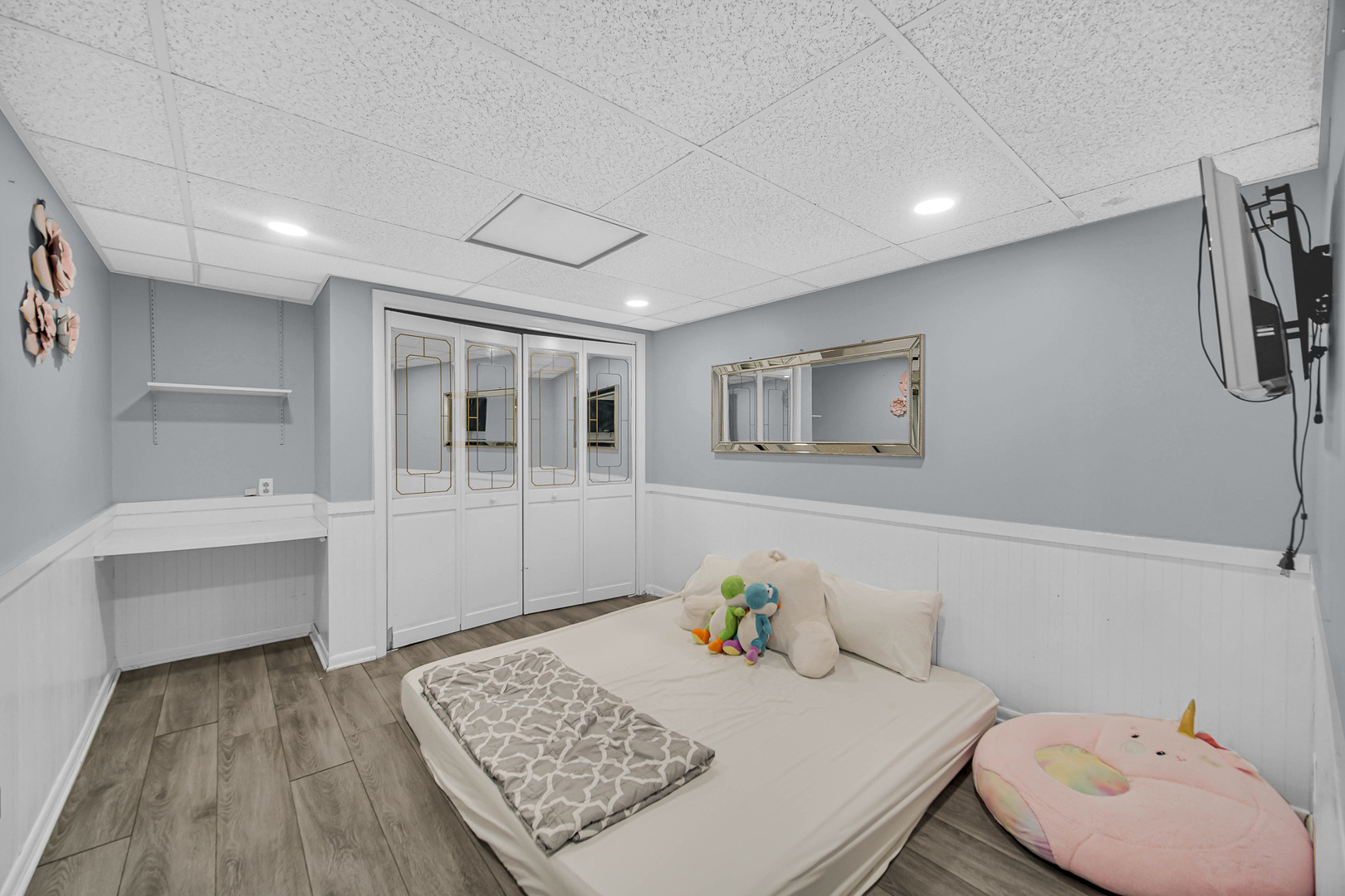 1010 Heathrow Court Wheaton, IL 60189 - Photo 18 of 24 a living room with furniture and wooden floor