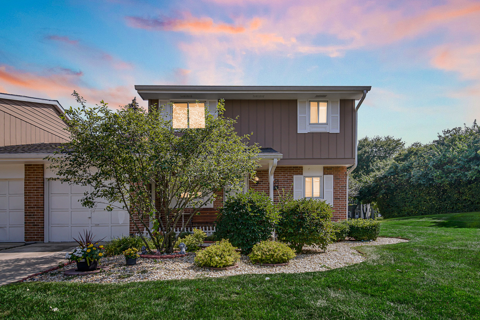 1010 Heathrow Court Wheaton, IL 60189 - Photo 2 of 24 a front view of a house with a garden