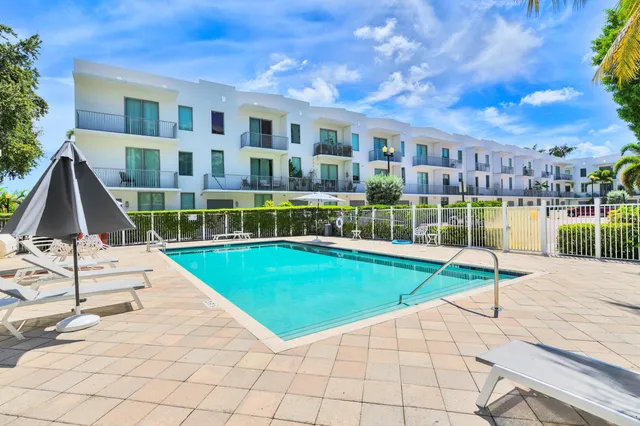 a view of house with a yard