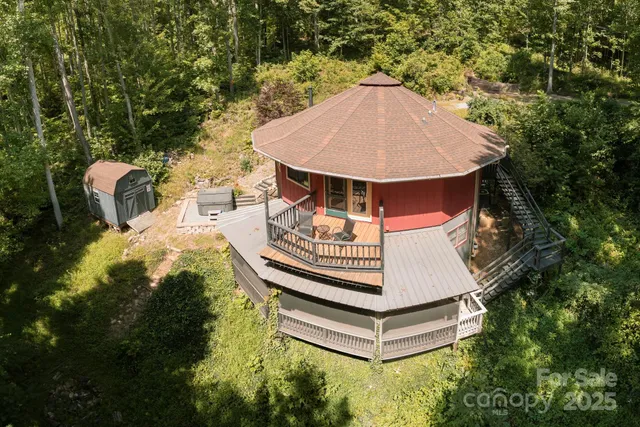 a view of a backyard