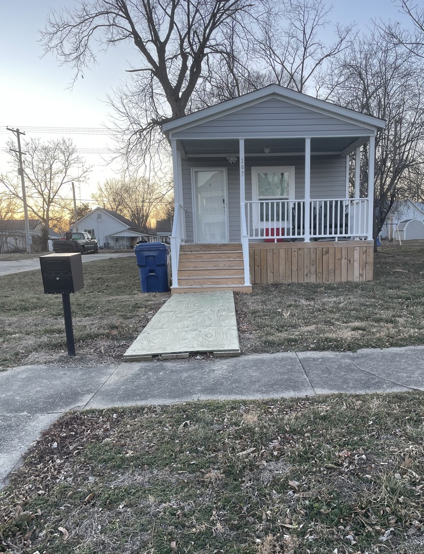 205 5th Street Carmi, IL 62821 - Photo 1 of 7 a view of a house with a yard and large tree