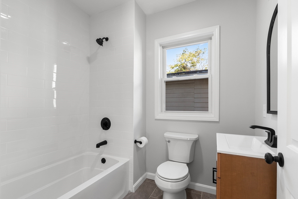 68 Middlebury Street Lawrence, MA 01841 - Photo 8 of 41 a bathroom with a toilet sink and bathtub