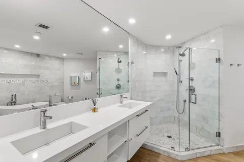 $1,295,000 | 888 Brickell Key Drive, Unit 1207, Miami, FL 33131