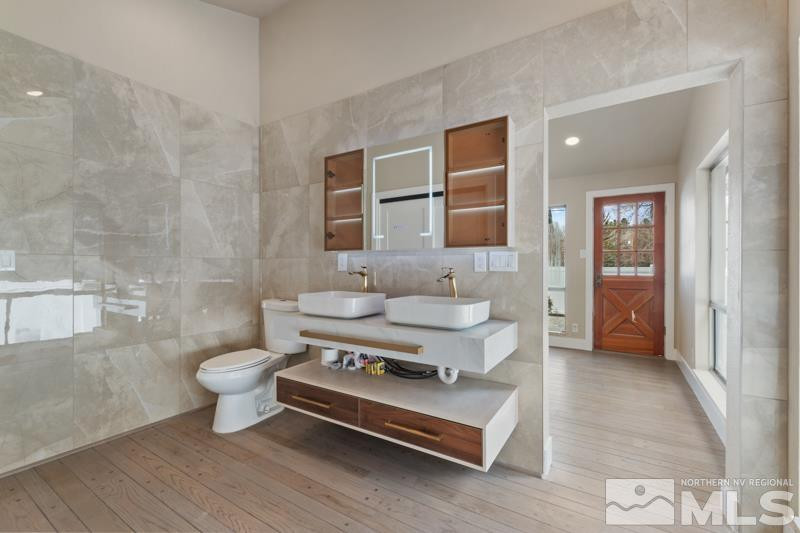 995 Skyline Boulevard Reno, NV 89509 - Photo 29 of 34 a spacious bathroom with a toilet sink a mirror and a shower