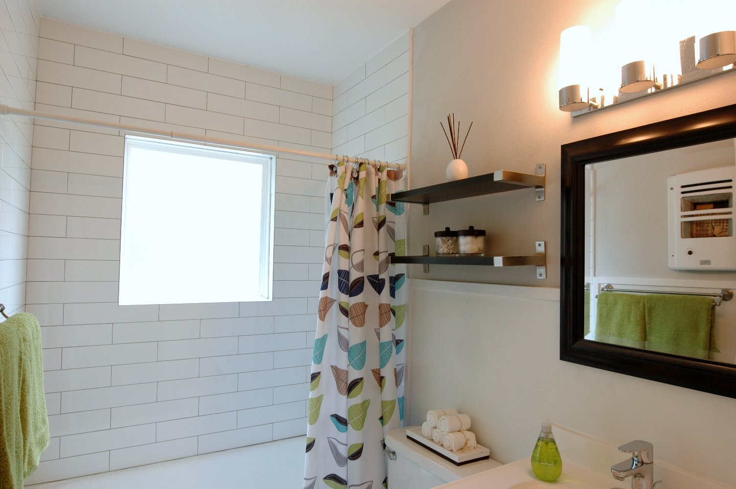 409 West Croslin Street Austin, TX 78752 - Photo 10 of 16 a bathroom with a sink and a mirror