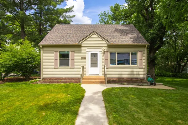 $294,900 | 2087 Eldridge Avenue East, St. Paul, MN 55109