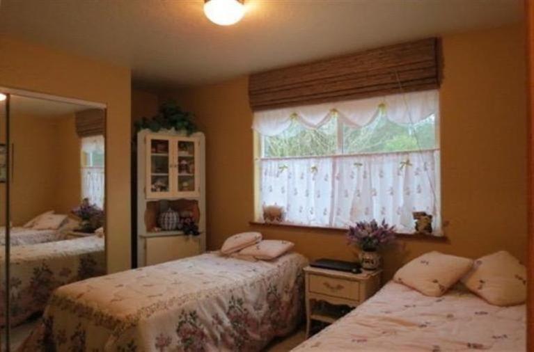 185 Verde Lane Merlin, OR 97532 - Photo 27 of 33 Guest bedroom on main floor