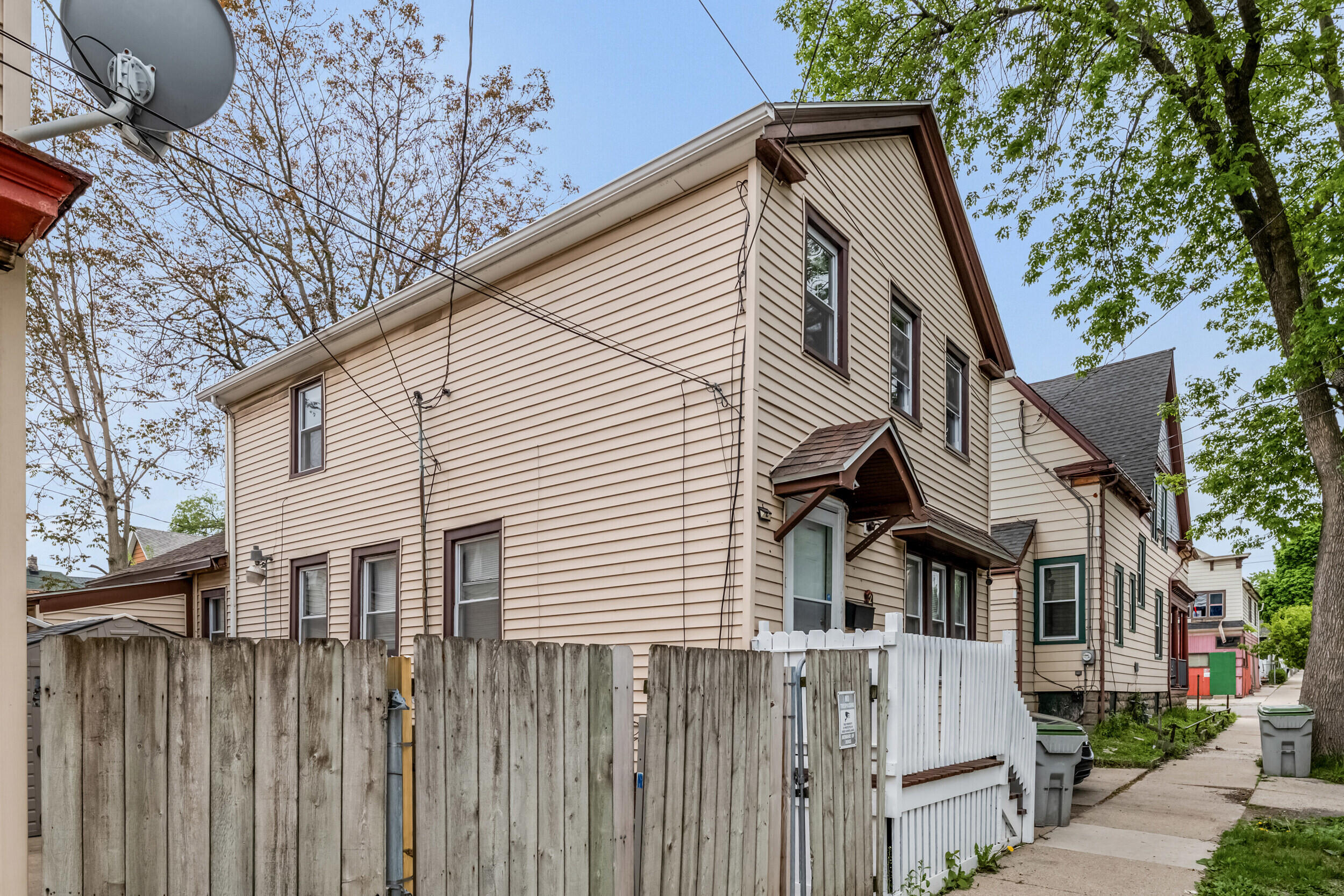 229 West Orchard Street Milwaukee, WI 53204 - Photo 3 of 20 Front/Side