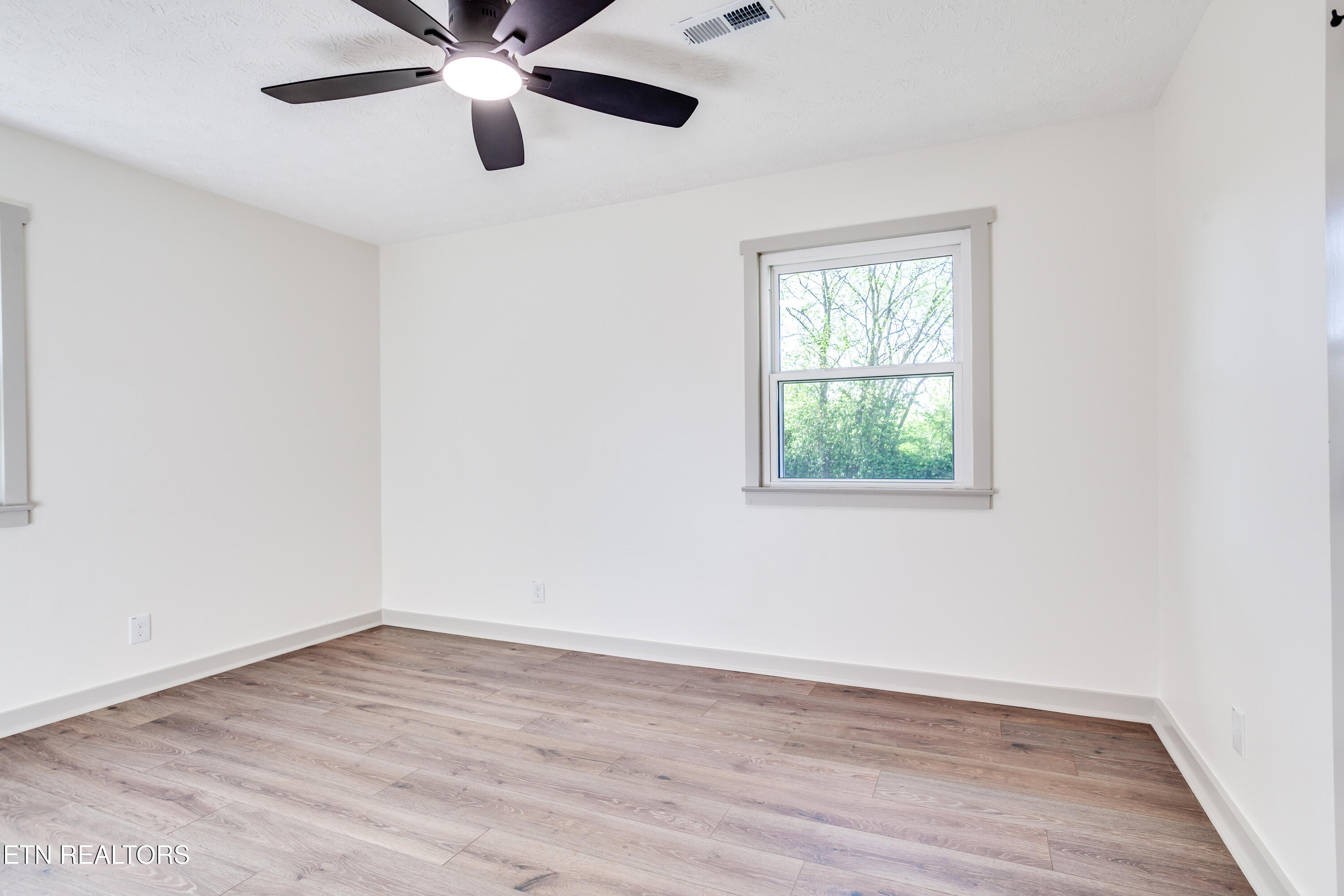 4304 Strolling Road Northwest Knoxville, TN 37912 - Photo 11 of 17 036260402-1-4304StrollingDrKnoxvilleTn-S