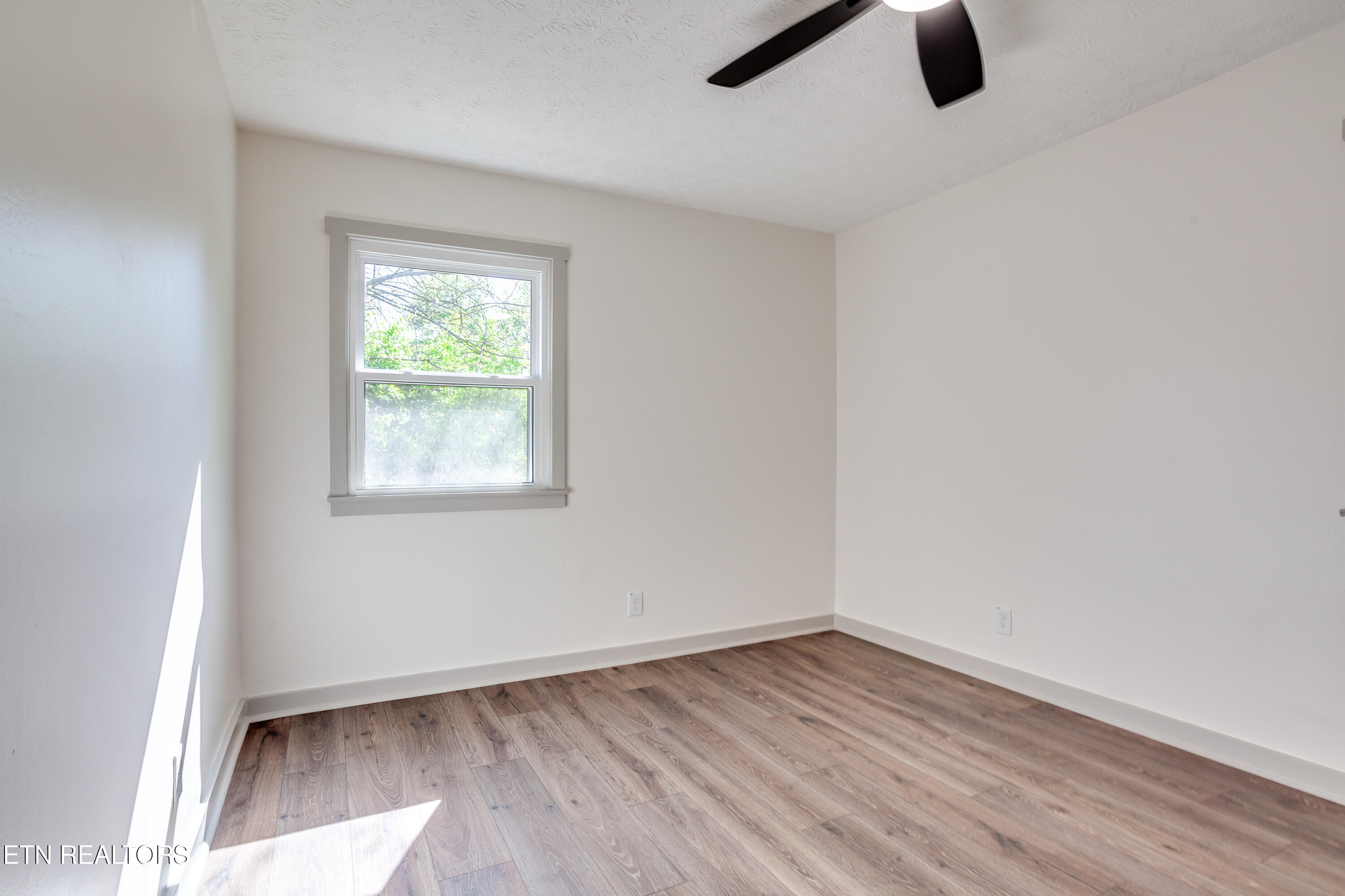 4304 Strolling Road Northwest Knoxville, TN 37912 - Photo 12 of 17 037260402-1-4304StrollingDrKnoxvilleTn-S