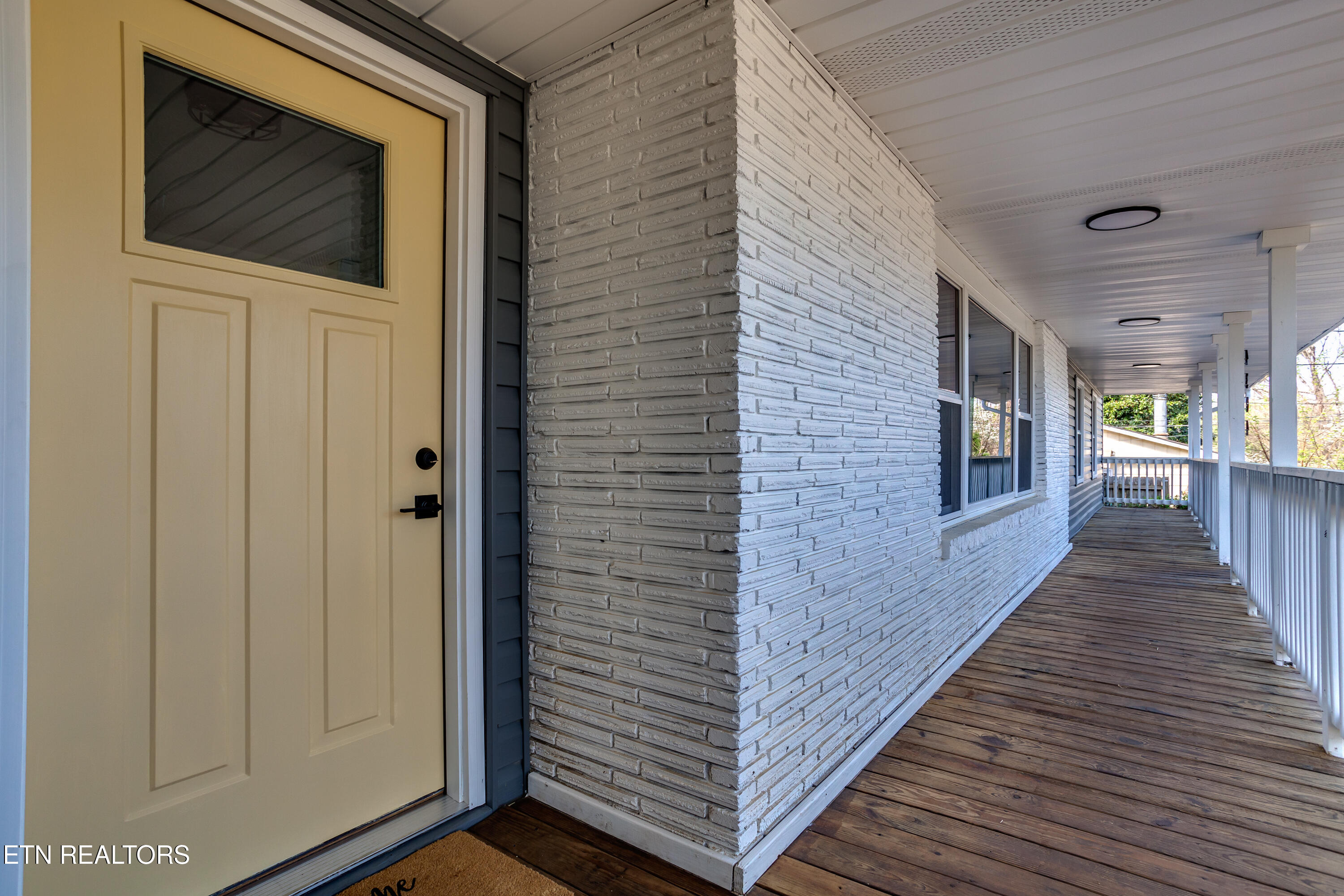 4304 Strolling Road Northwest Knoxville, TN 37912 - Photo 2 of 17 008260402-1-4304StrollingDrKnoxvilleTn-S