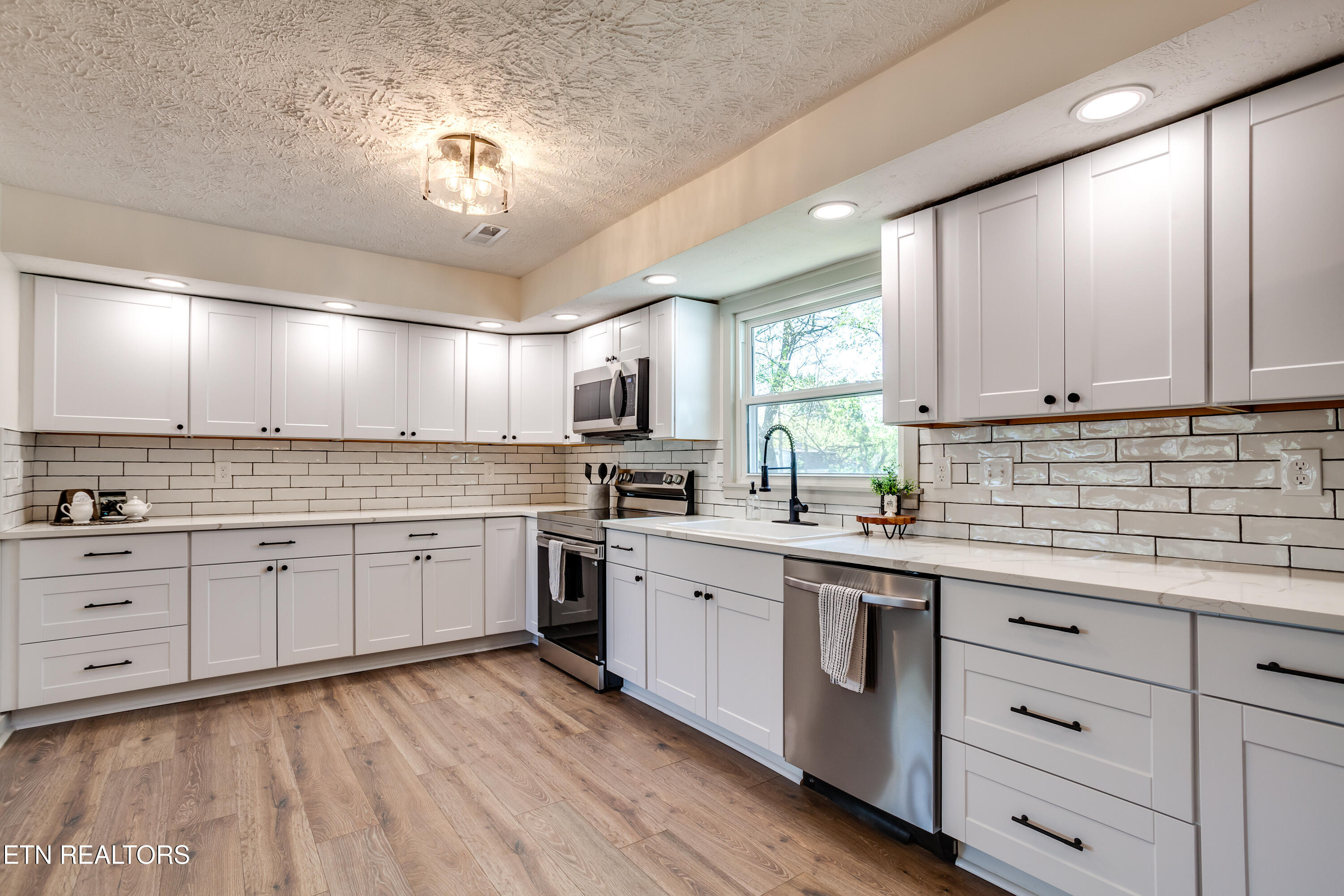 4304 Strolling Road Northwest Knoxville, TN 37912 - Photo 4 of 17 021260402-1-4304StrollingDrKnoxvilleTn-S