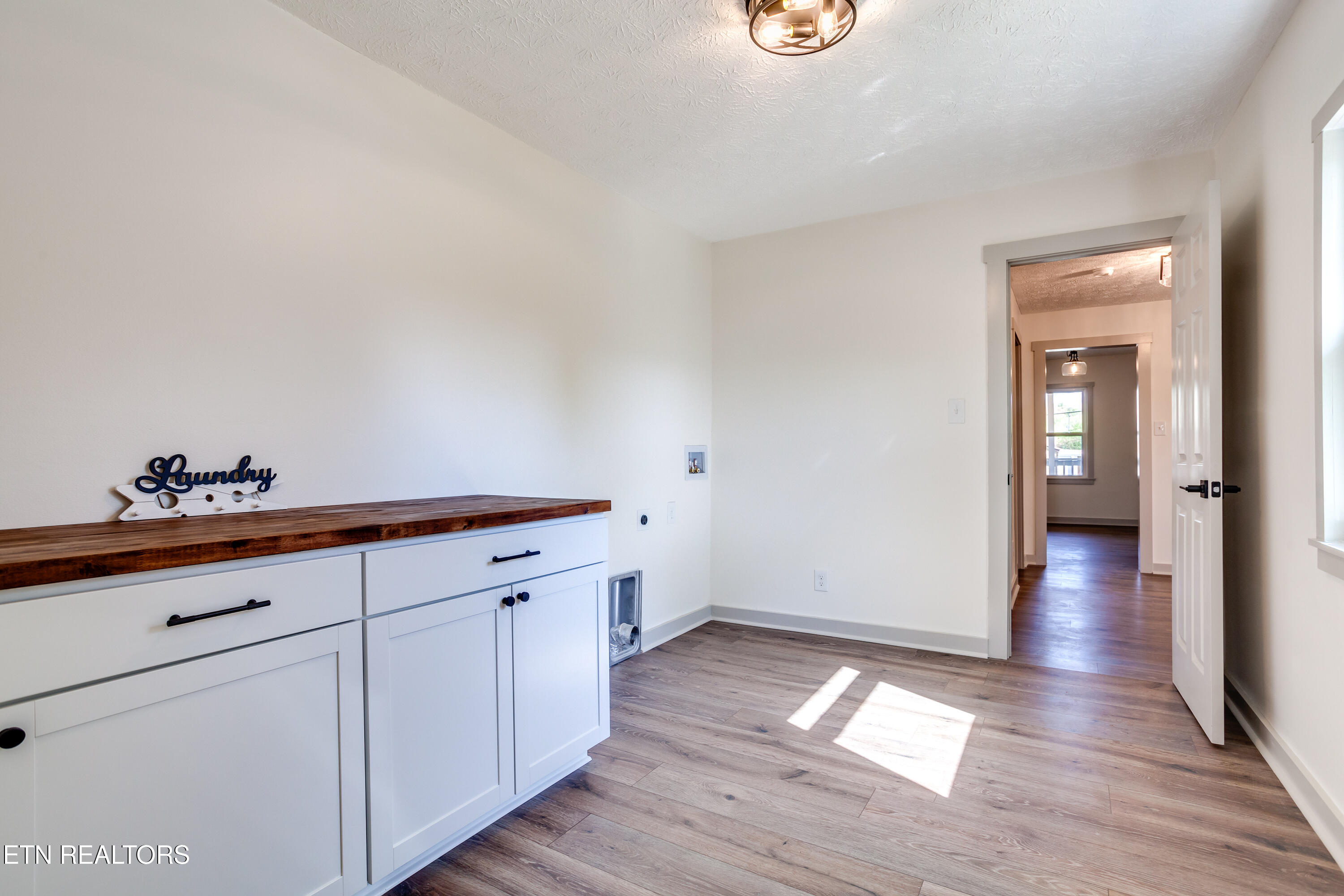 4304 Strolling Road Northwest Knoxville, TN 37912 - Photo 7 of 17 030260402-1-4304StrollingDrKnoxvilleTn-S