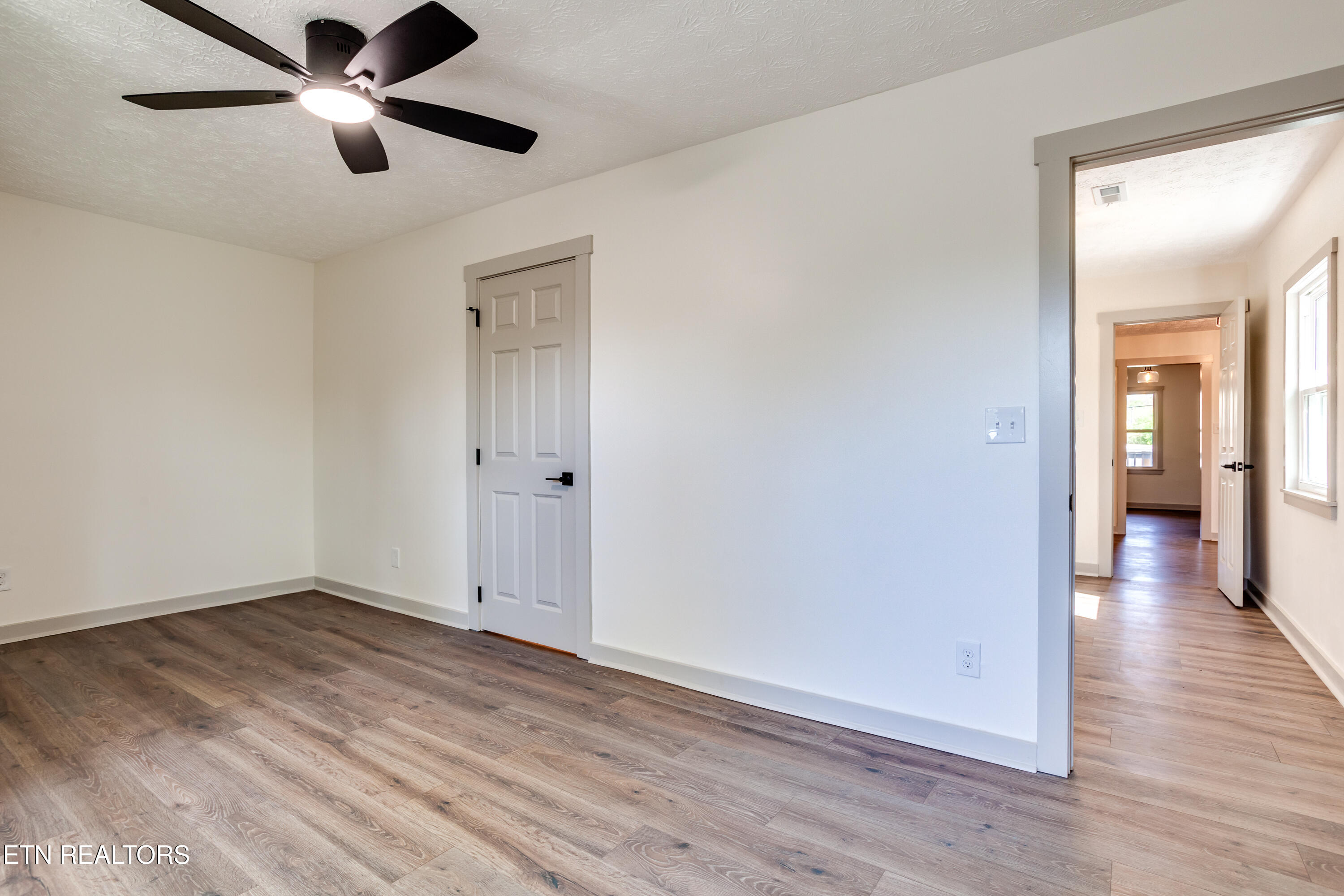 4304 Strolling Road Northwest Knoxville, TN 37912 - Photo 8 of 17 032260402-1-4304StrollingDrKnoxvilleTn-S