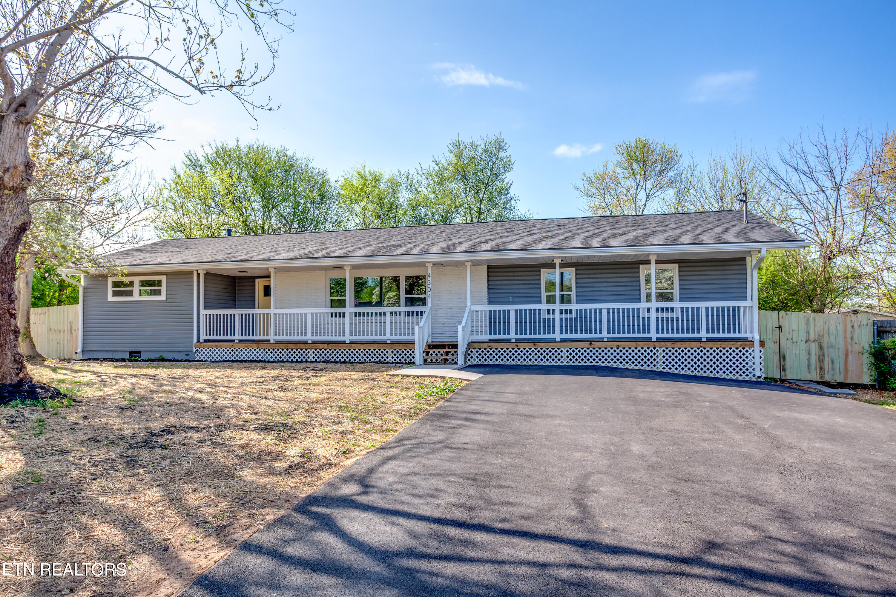 4304 Strolling Road Northwest Knoxville, TN 37912 - Photo 9 of 17 004260402-1-4304StrollingDrKnoxvilleTn-S