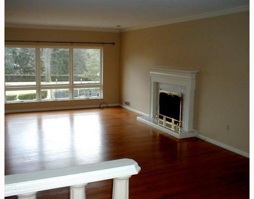 734 Pinoak Road Mt. Lebanon, PA 15243 - Photo 2 of 18 Living Room.