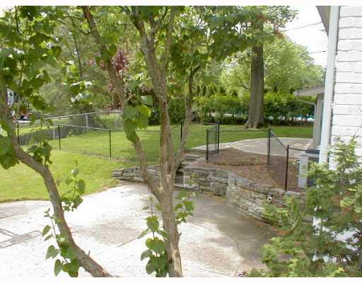 734 Pinoak Road Mt. Lebanon, PA 15243 - Photo 5 of 18 Yard/Garden.
