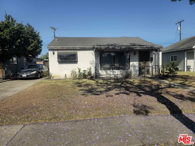a view of a car park in front of house