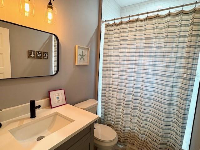507 East Paris Street Tampa, FL 33604 - Photo 20 of 25 a bathroom with a sink and a toilet